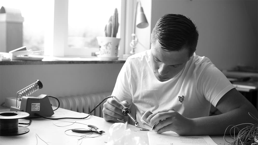 Elev arbetar med slöjd på FAMN